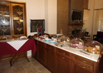 Στο ξενοδοχείο ΦΙΛΟΞΕΝΙΑ σερβίρεται καθημερινά πλούσιο παραδοσιακό πρωινό σε μπουφέ, με προσωπική φροντίδα από την οικογένεια Μιλάνου που επιμελείται τα πάντα, με σεβασμό στον πελάτη, χρησιμοποιώντας κατά το πλείστον τοπικά προϊόντα!